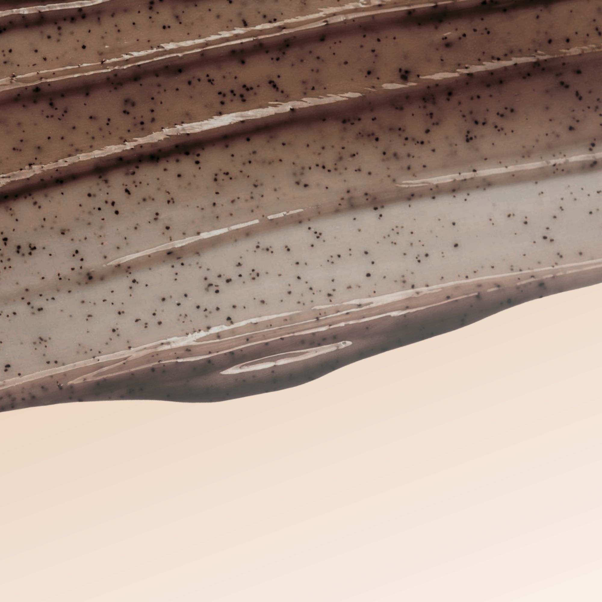 Texture del prodotto con particelle scure. Strisce su sfondo chiaro. Prodotto cosmetico.