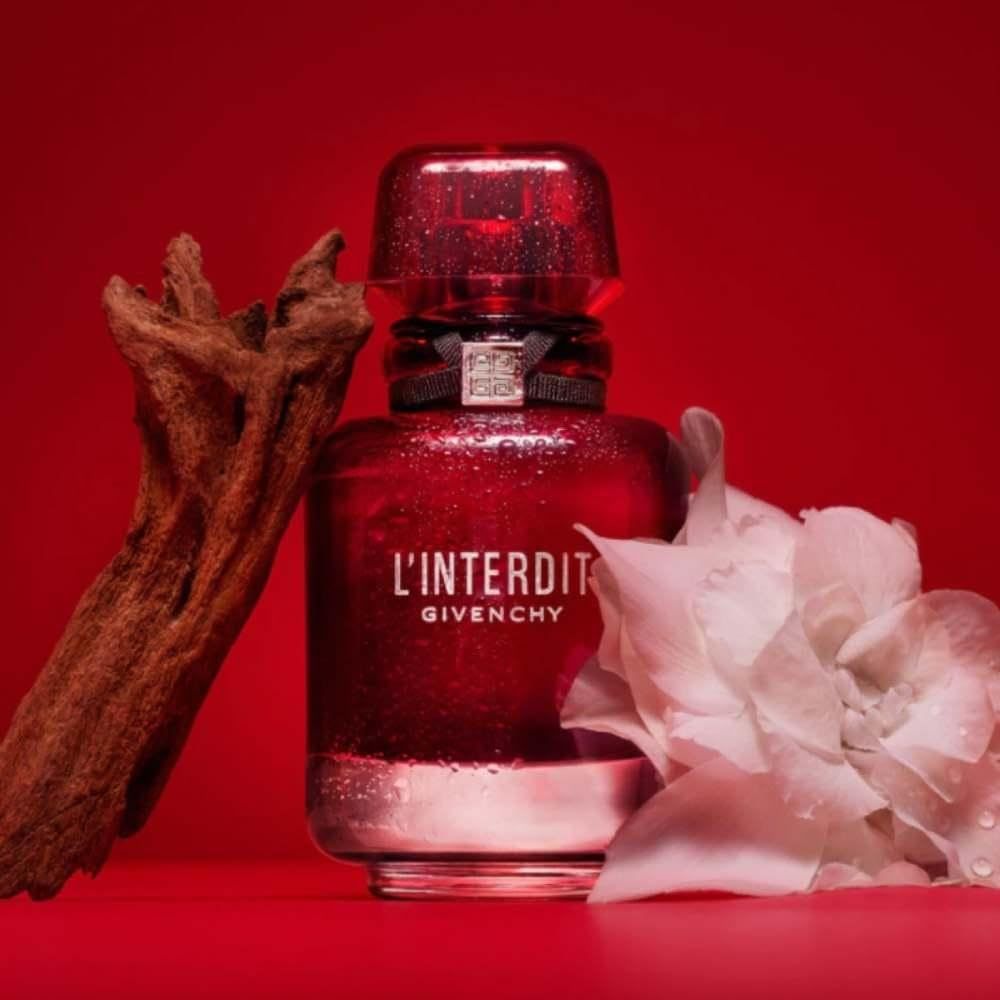 Flacone rosso con decorazioni. Scritta: L'Interdit Givenchy.