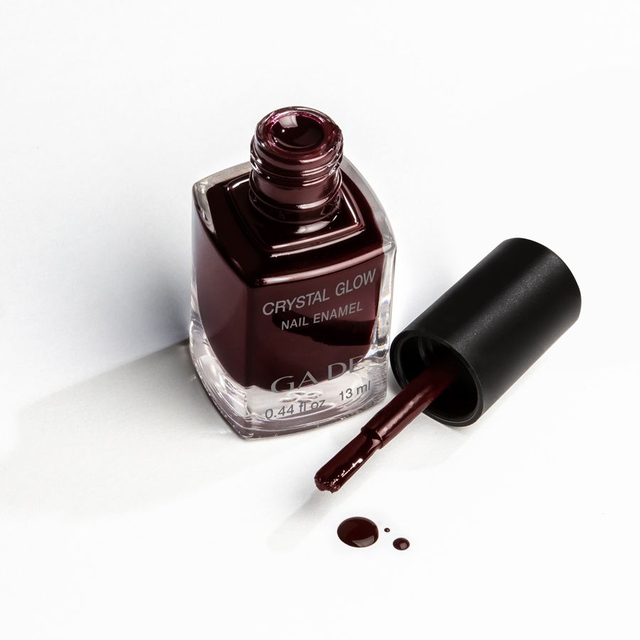 Smalto per unghie Ga-De Crystal Glow, flacone aperto con pennello. Smalto rosso scuro. Logo Ga-De e volume visibili.