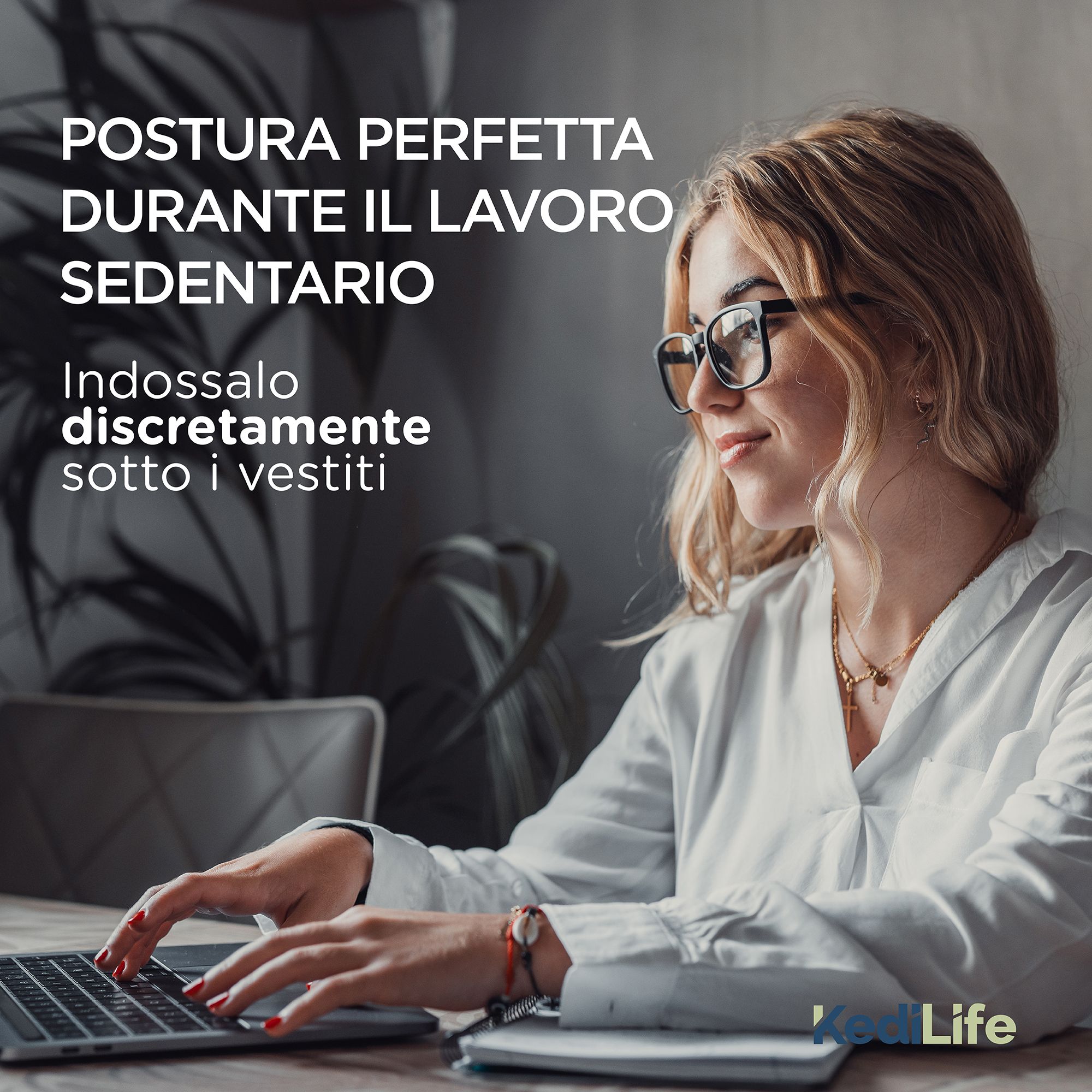 Donna alla scrivania con occhiali. Correttore posturale KediLife sotto i vestiti. Contesto ufficio.