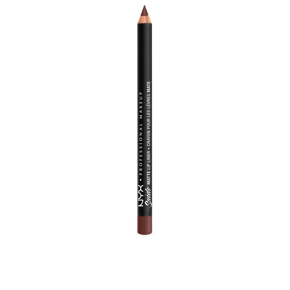 Matita labbra Suede Matte di NYX, tonalità Cold Brew. Matita labbra marrone scuro su sfondo bianco.