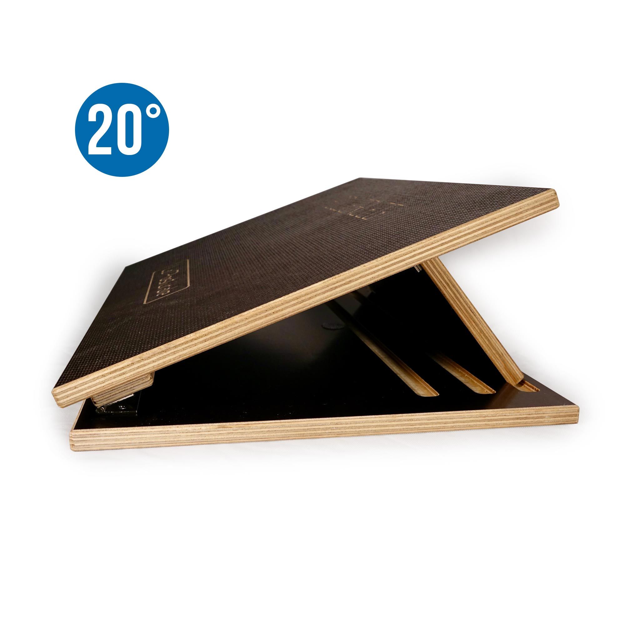 Piattaforma in legno nero inclinata a 20 gradi. Con scritta "La Posturale".