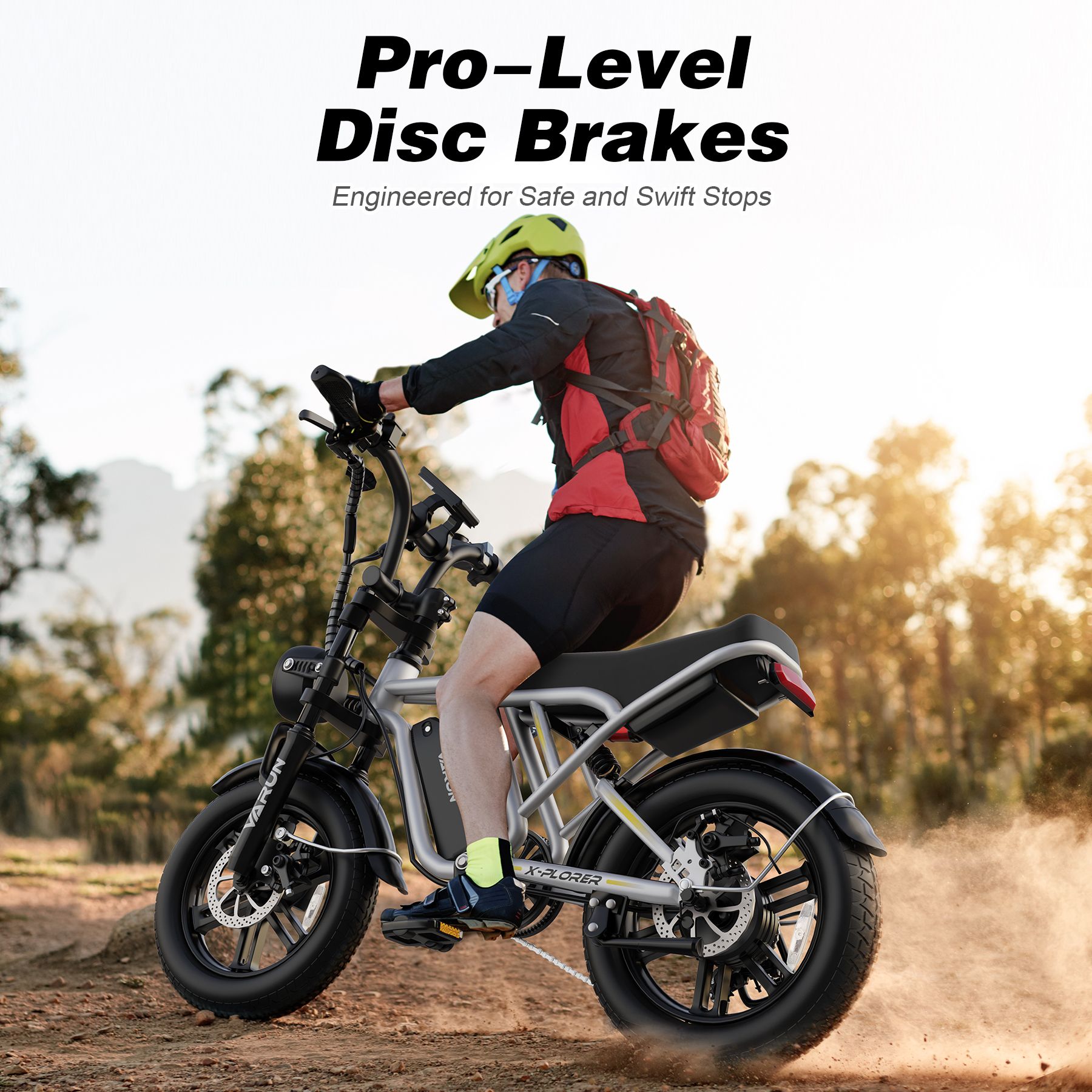 Persona in sella a e-bike fuoristrada. Casco, zaino. Testo: Freni a disco di livello professionale.