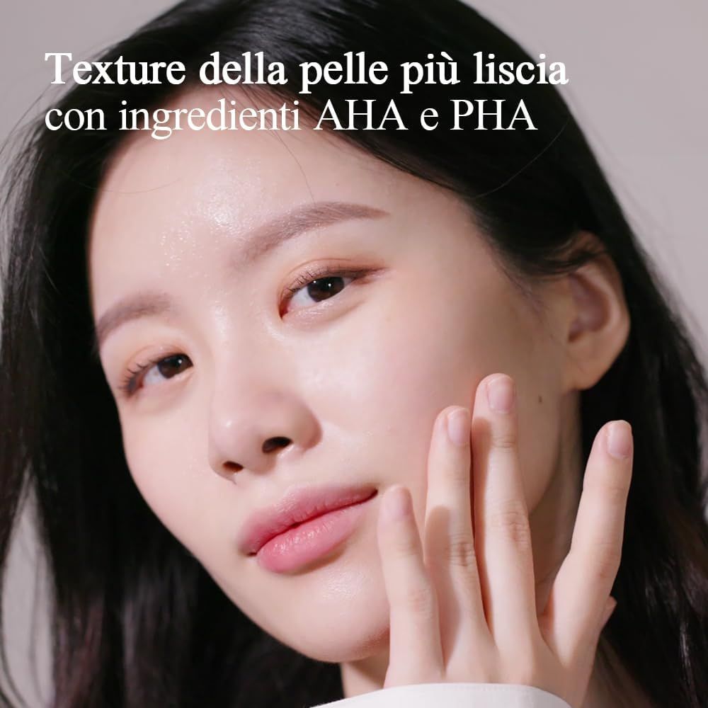 Primo piano di un viso. Testo: Texture della pelle più liscia con ingredienti AHA e PHA.