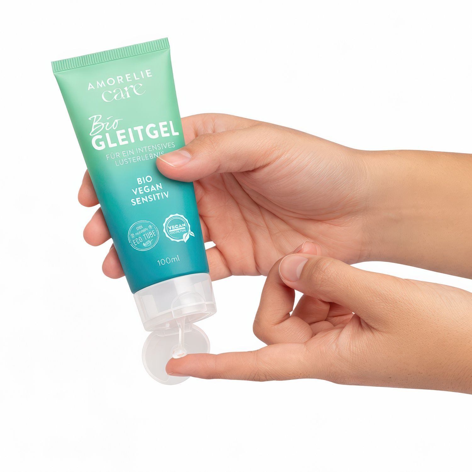 Tubo verde tenuto in mano. Scritta: Bio Gleitgel, Vegan Sensitiv. Il tappo è aperto.