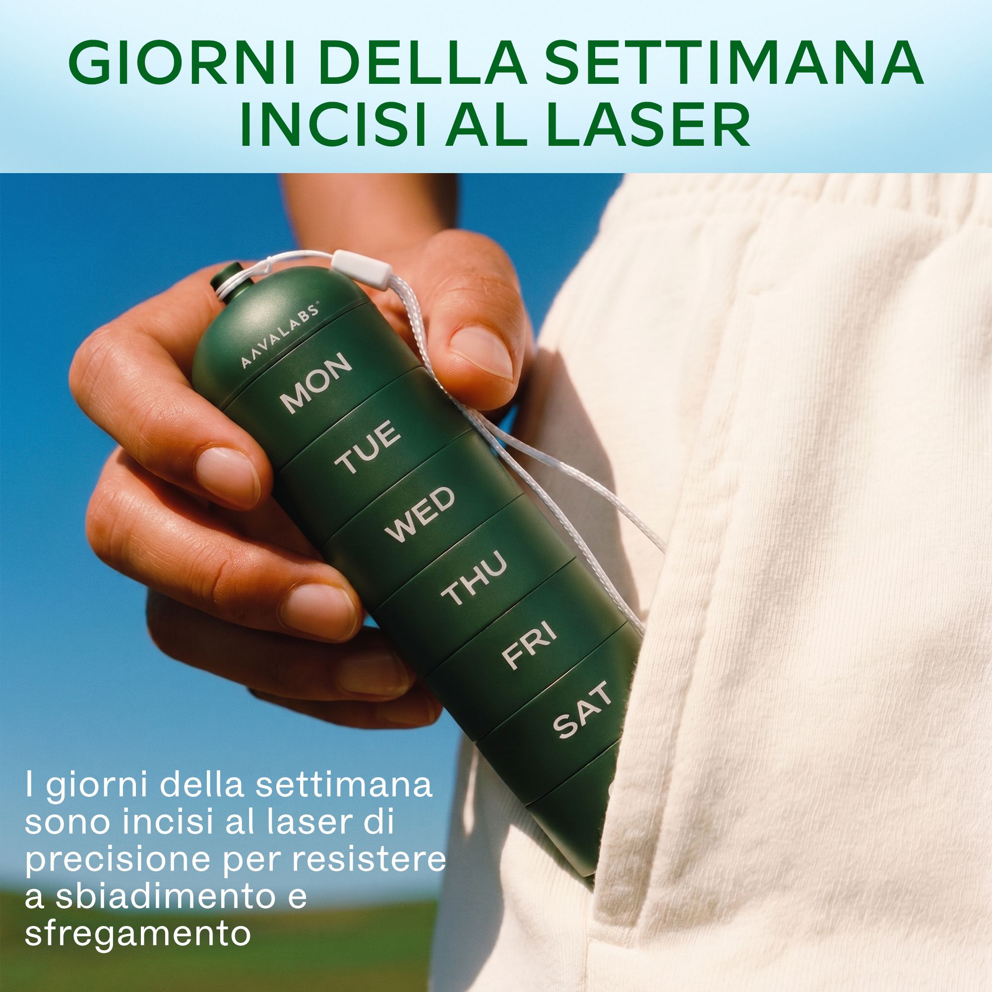 Portapillole verde a 7 scomparti, mostrato in un ambiente cucina con dimensioni.