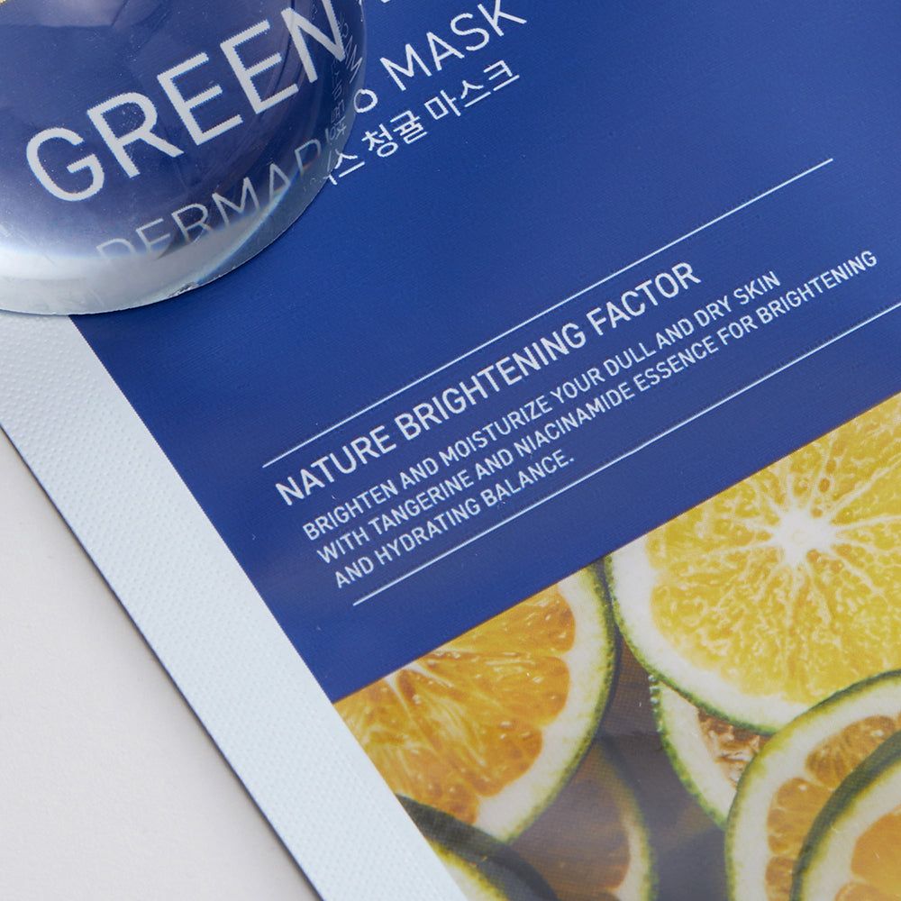 Confezione blu con motivo mandarino. Testo: Nature Brightening Factor. Scritta: Illumina la pelle spenta e secca.