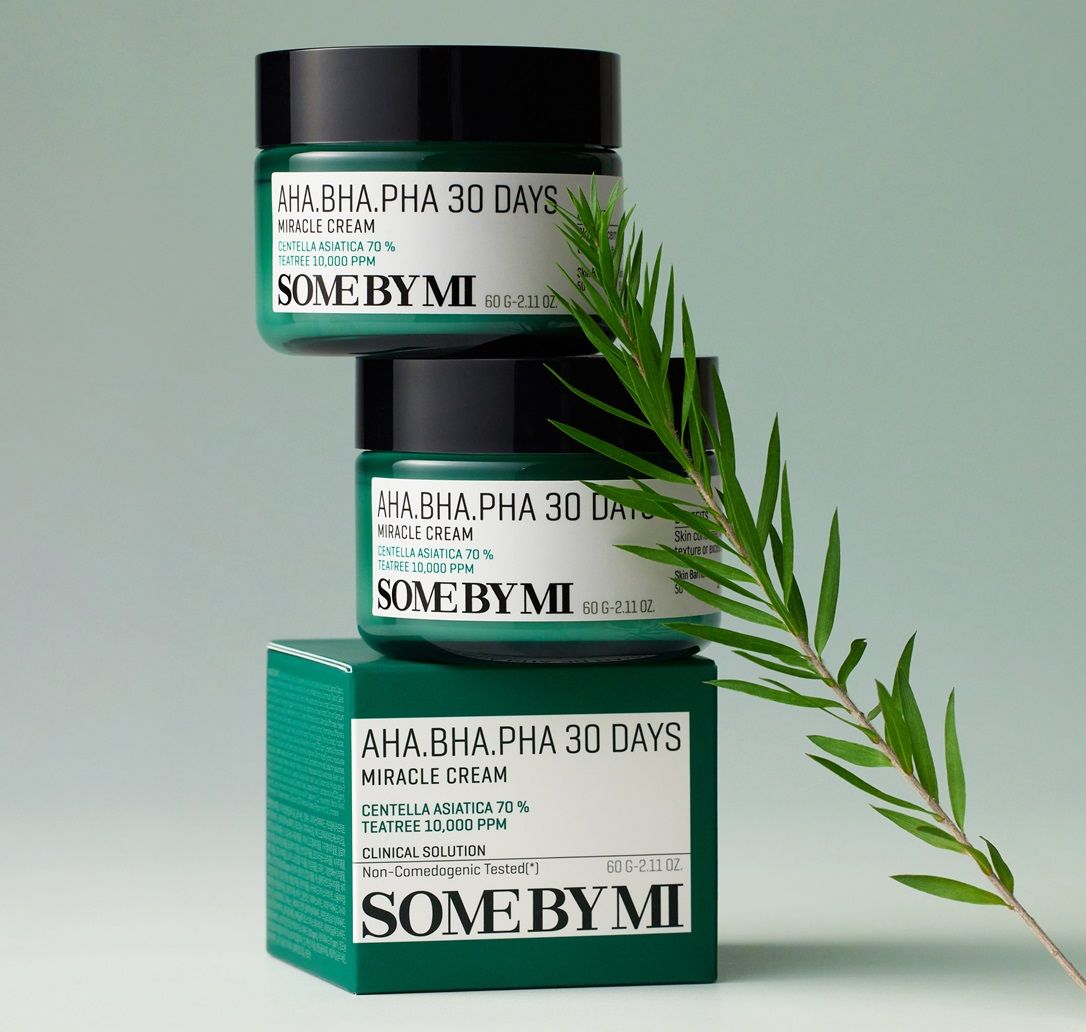 Tre vasetti di crema verde e una scatola. Scritta: AHA.BHA.PHA 30 DAYS MIRACLE CREAM. Un ramo verde.