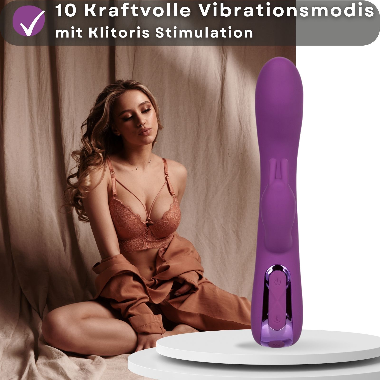 Vibratore viola su superficie bianca. Donna in reggiseno. Testo: 10 modalità vibrazione con stimolazione clitoridea.