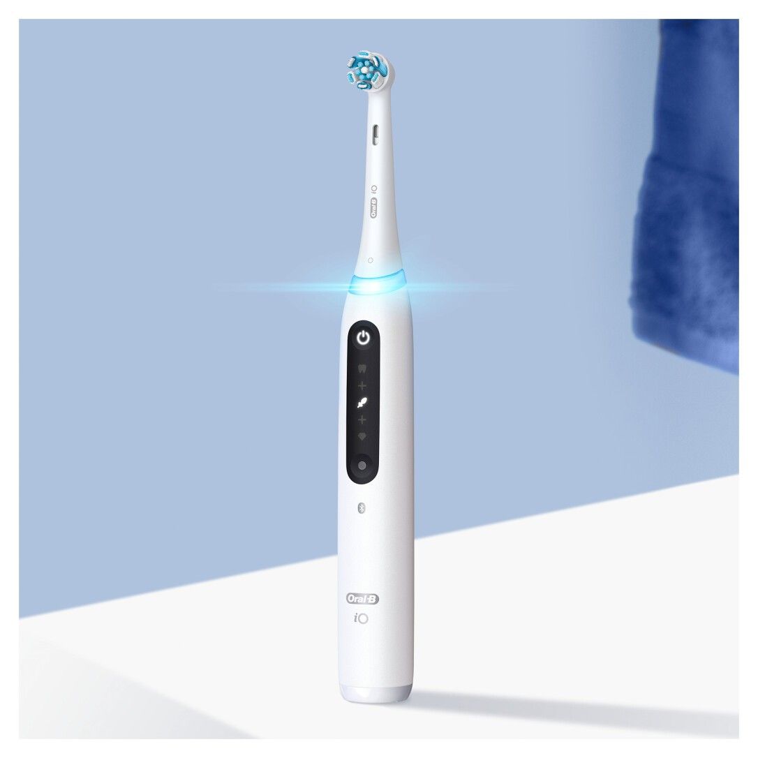 Spazzolino elettrico bianco Oral-B iO Series 5. Effetti di luce blu.