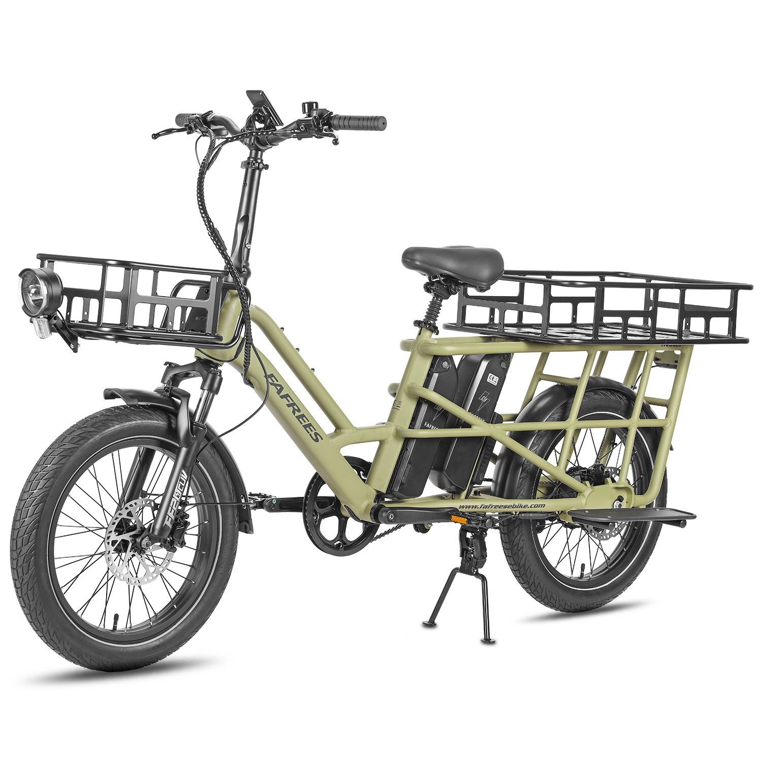 Bicicletta cargo elettrica verde oliva con portapacchi anteriore e posteriore. Faro, due batterie, parafanghi neri. Su cavalletto.