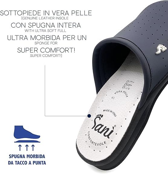 Primo piano di uno zoccolo Sanì blu. Visibile il sottopiede in pelle con logo e testo. Il testo indica: sottopiede in pelle, super confortevole.