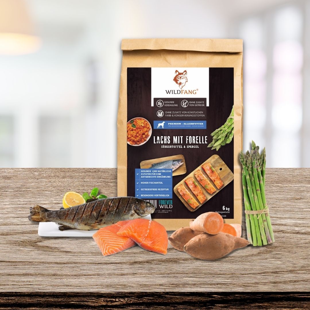 Sacchetto di cibo per cani. Testo: Salmone con trota, senza cereali, 6 kg. Logo: Wildfang. Ingredienti illustrati.