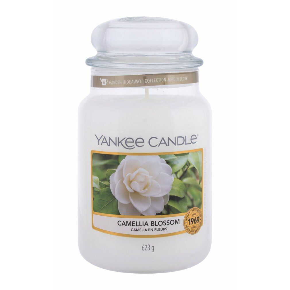 Vaso di candela con coperchio. Etichetta con fiore e testo. Bordo dorato. Marchio: Yankee Candle. Scritta: Camellia Blossom, 623g.