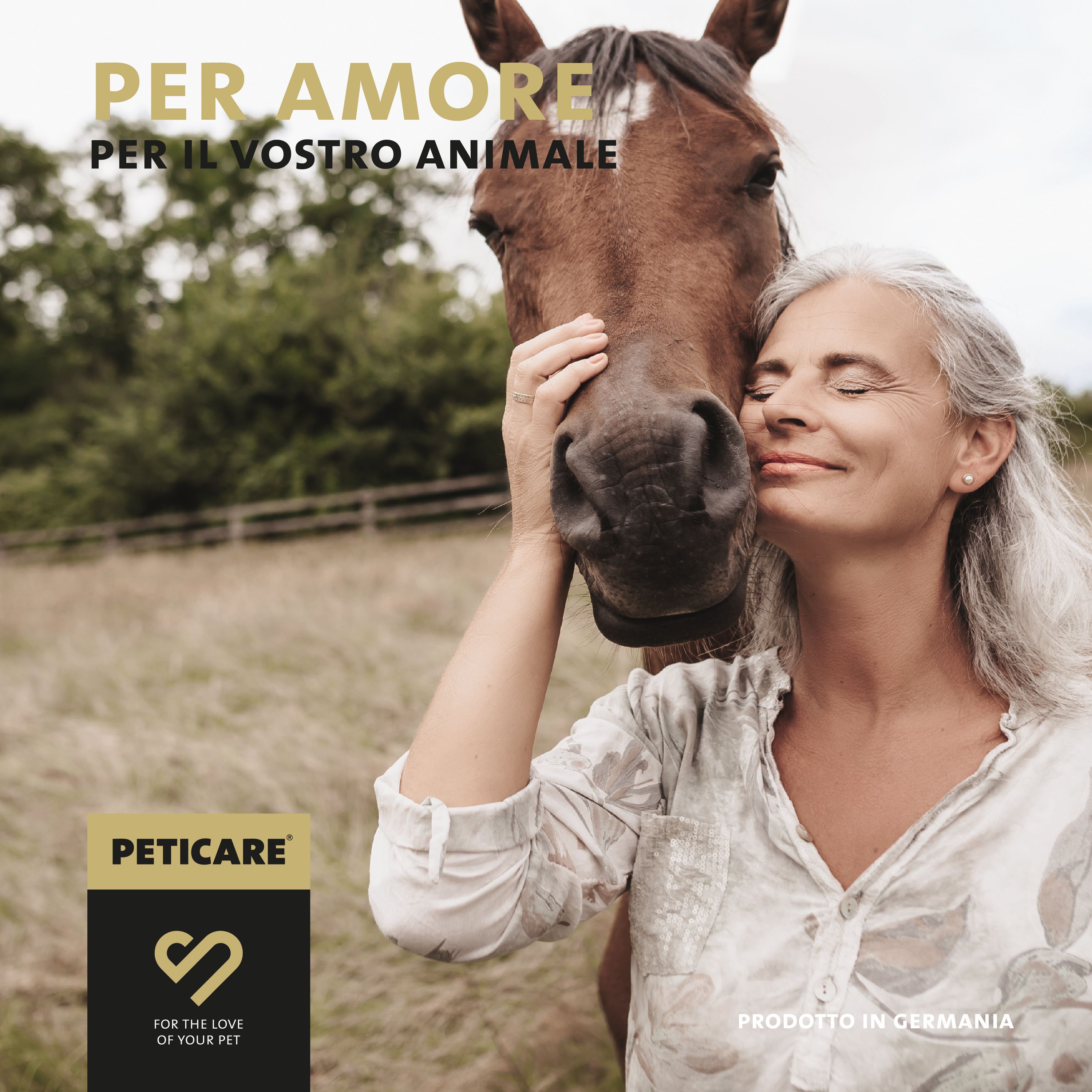 Donna che abbraccia un cavallo. Testo: Peticare. Per l'amore del tuo animale. Prodotto in Germania.