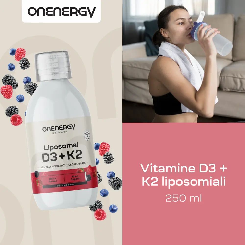 OnEnergy D3+K2 liposomiale, 250 ml. Donna beve. Bottiglia con frutti di bosco. Nutrizione sportiva.