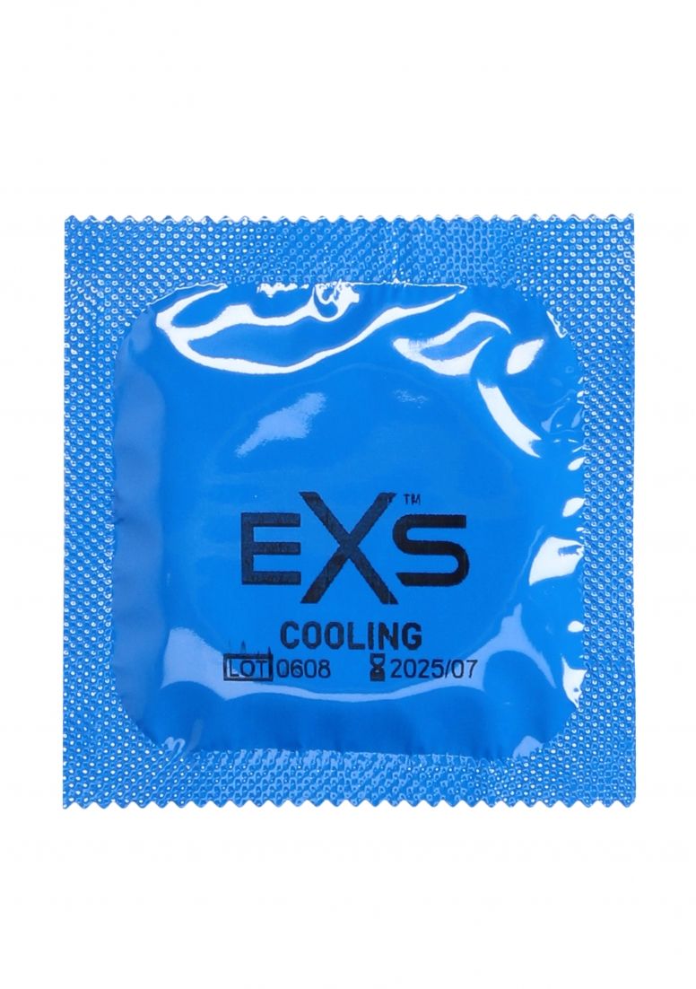 Preservativo EXS Cooling confezionato singolarmente. Confezione blu con scritta nera EXS Cooling e data di scadenza.