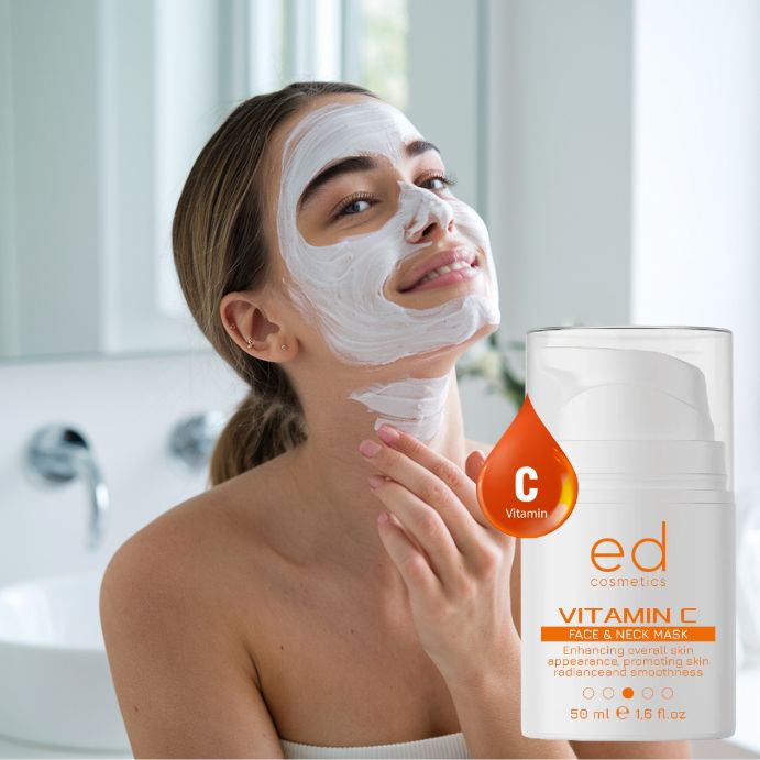 Donna con maschera viso. Accanto, flacone con testo: Vitamin C Face & Neck Mask. Marchio: ed cosmetics. Sfondo bagno.