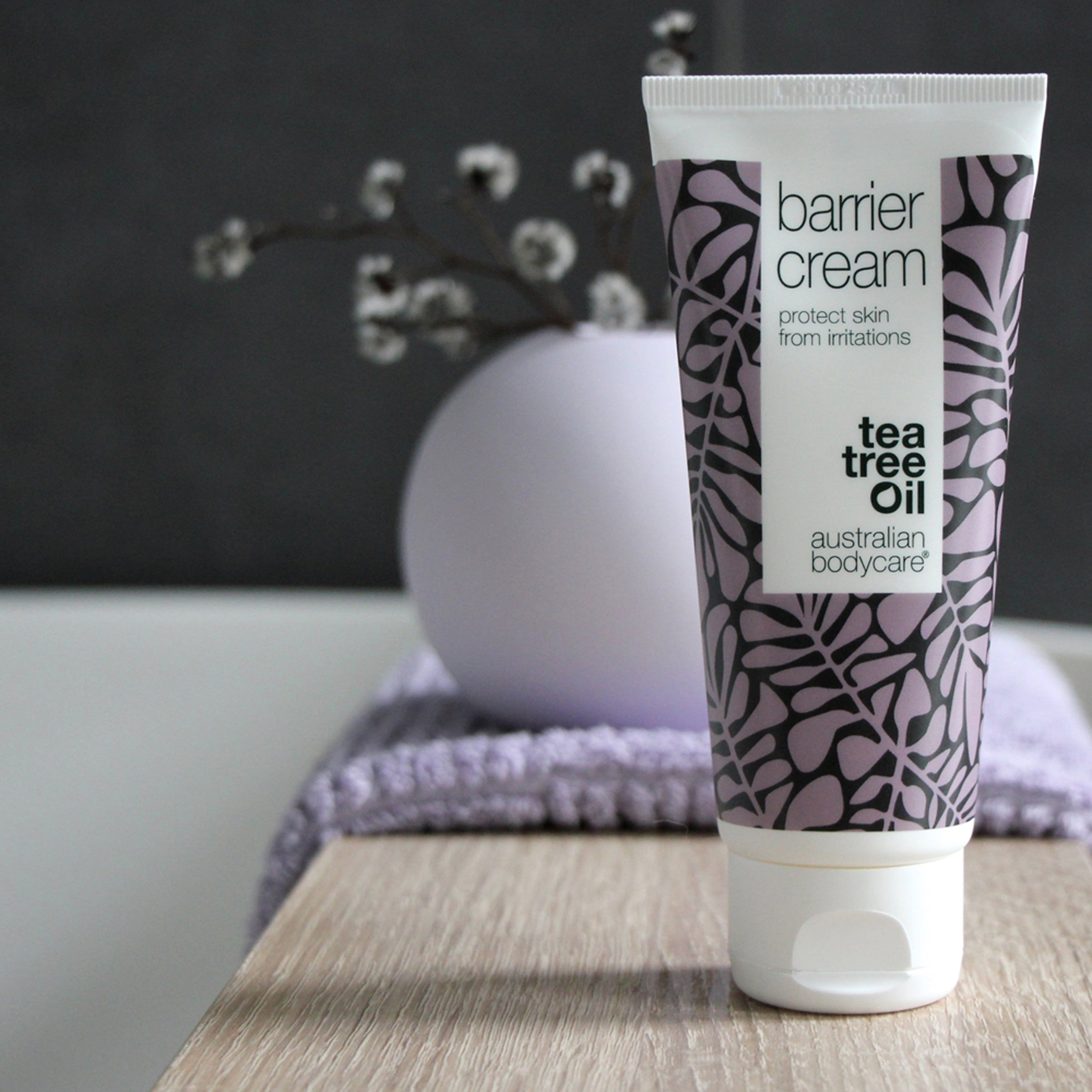 Tubo di Barrier Cream con Tea Tree Oil. Scritta: protect skin from irritations. Marchio: Australian Bodycare.