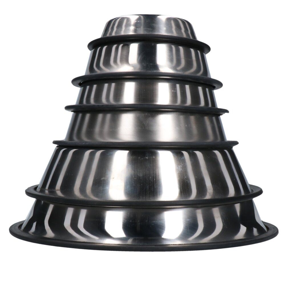 Ciotole in acciaio inox impilate. Anelli in gomma nera sui bordi. Diverse dimensioni, coniche.