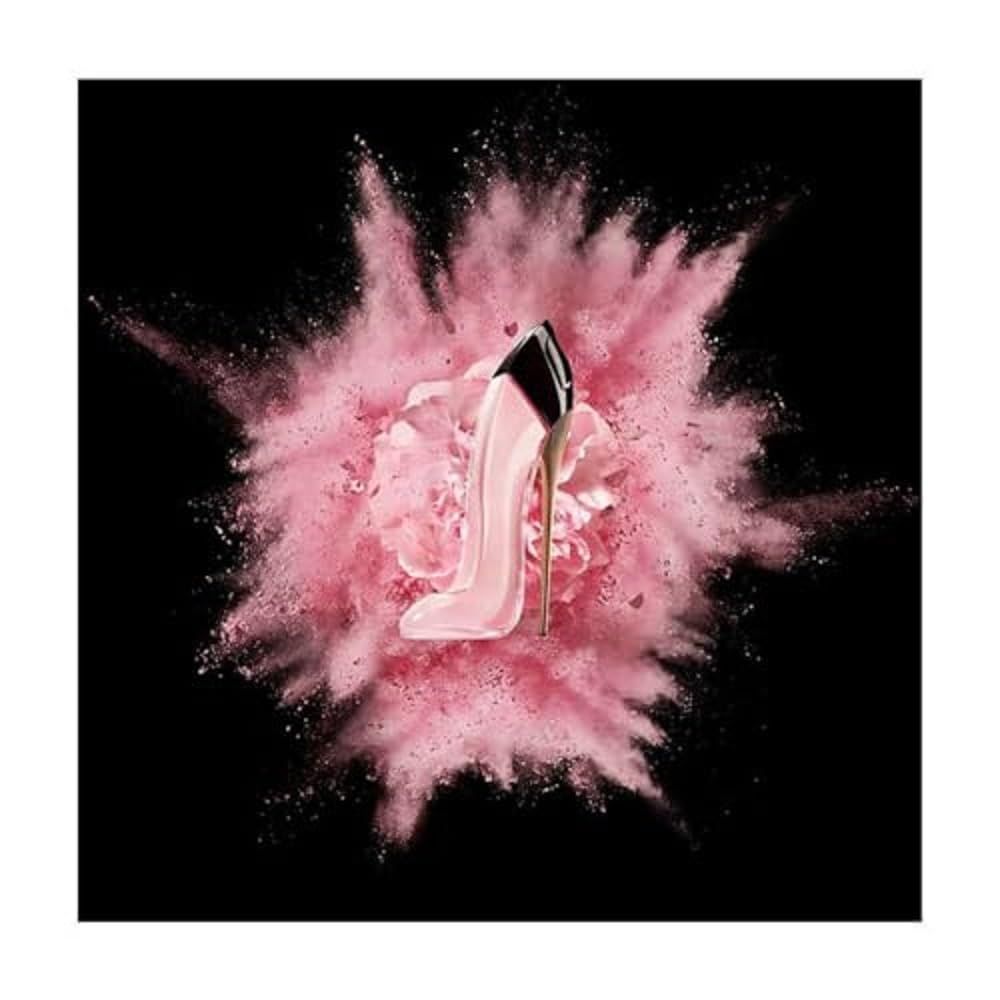 Flacone rosa a forma di tacco alto in una nuvola di fumo rosa su sfondo nero.
