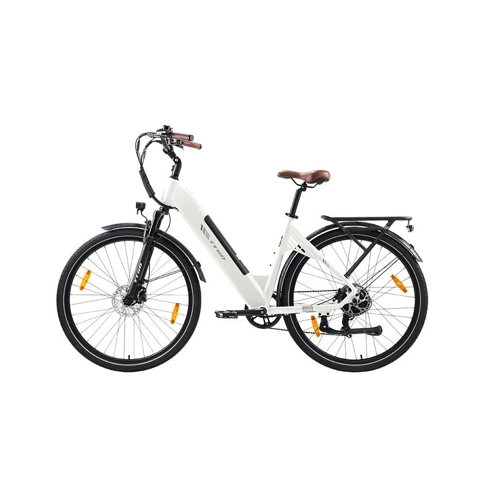 E-bike bianca con sella e manopole marroni. Pneumatici neri, portapacchi e parafanghi. Riflettori gialli sui raggi.