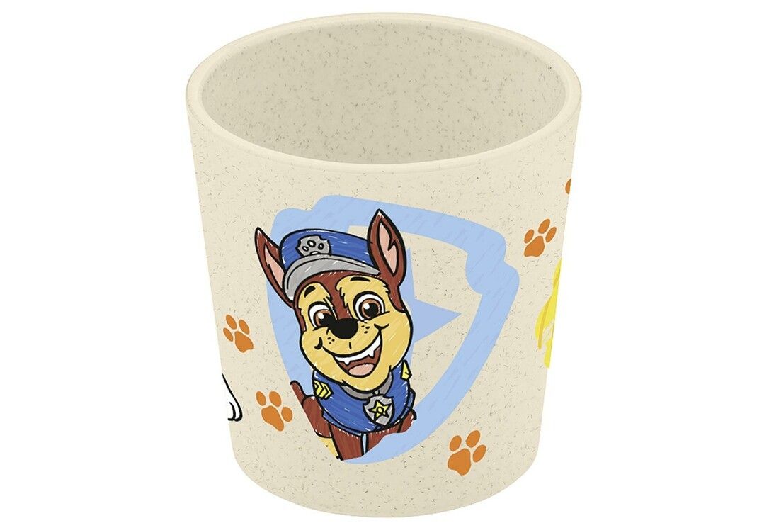 Bicchiere con motivo Paw Patrol. Colore beige con un'immagine di Chase. Impronte di zampe come decorazione.