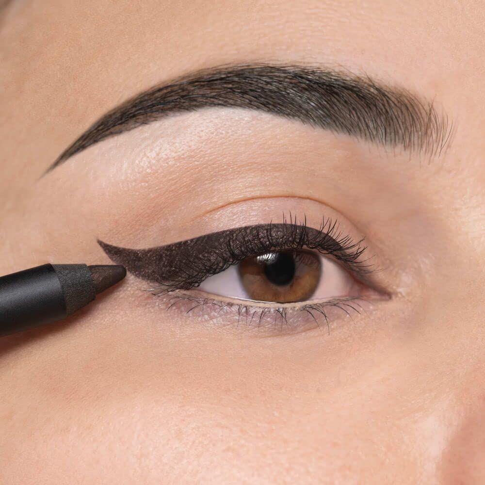 Occhio con eyeliner scuro. Una matita occhi viene utilizzata per tracciare la linea. Occhi marroni, sopracciglia scure.