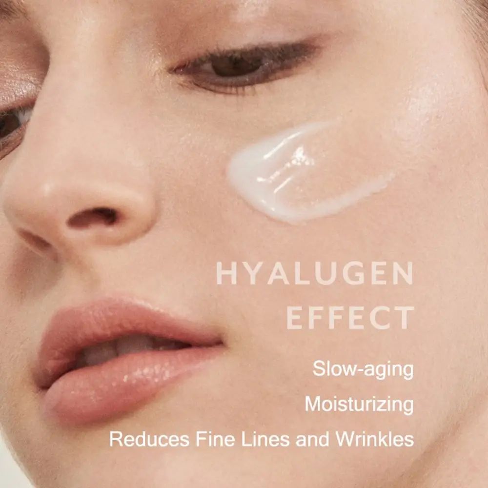 Viso con crema. Testo: HYALUGEN EFFECT, Slow-aging, Moisturizing, Riduce le rughe.
