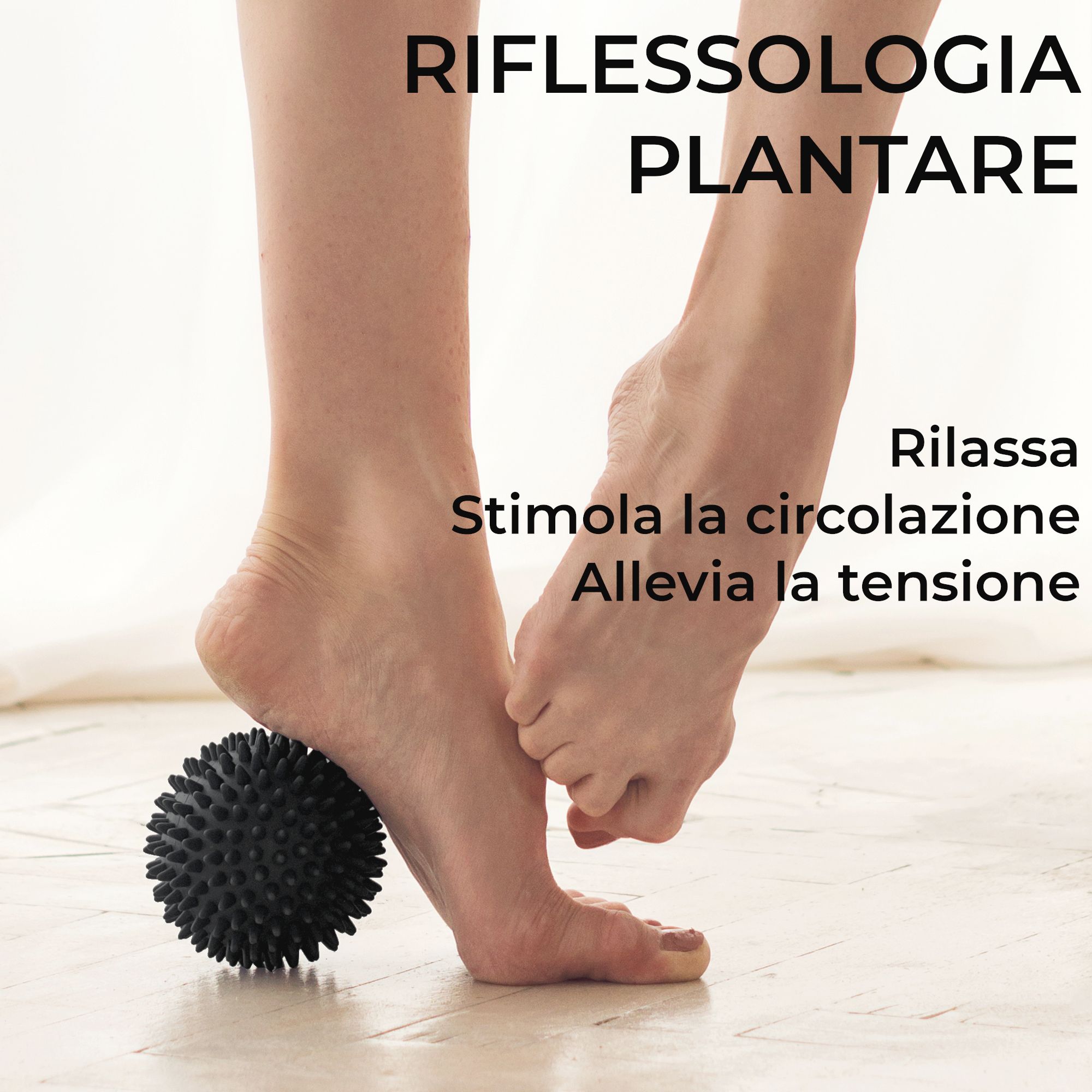 Palla nera a riccio sotto il piede per riflessologia plantare.