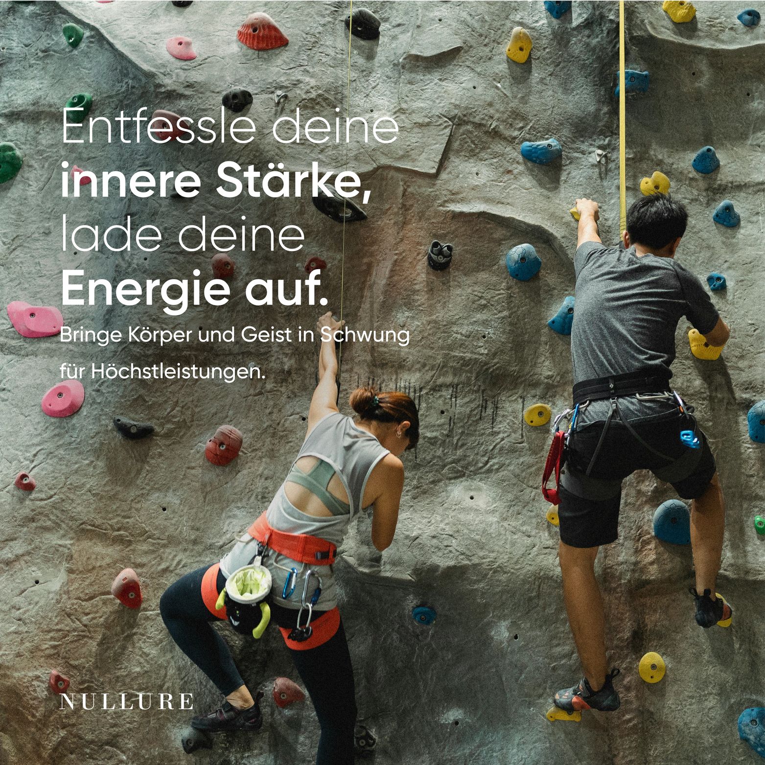 Due persone si arrampicano su una parete da arrampicata. Logo: Nullure.