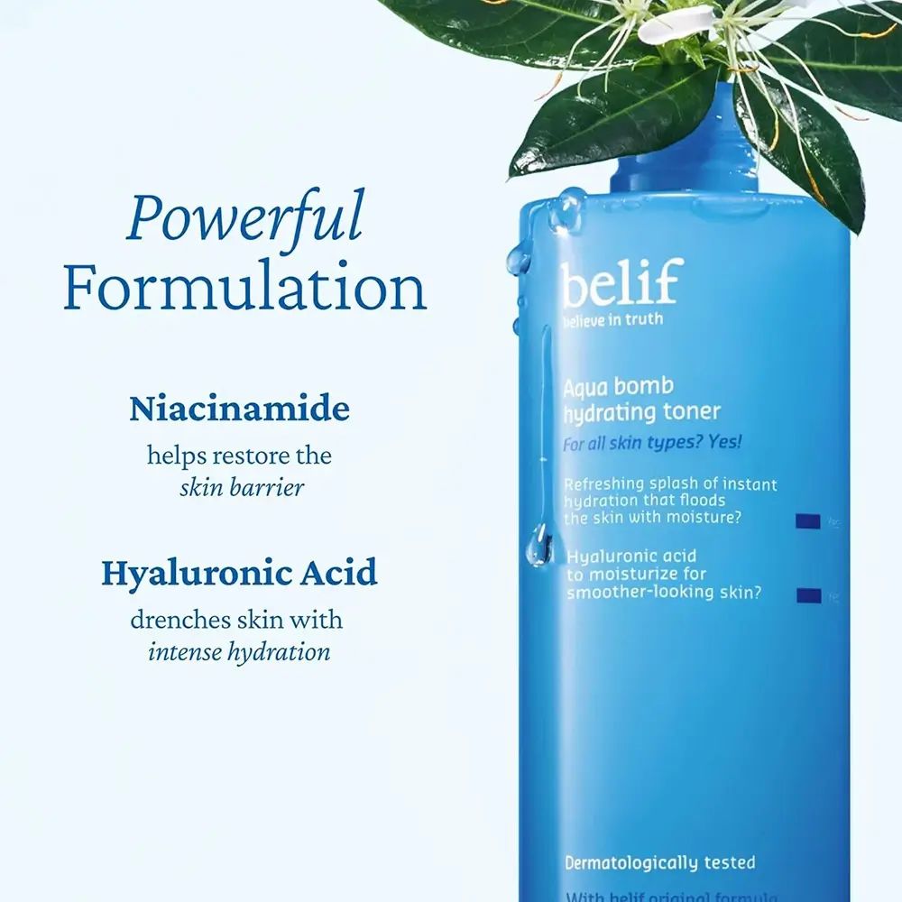 Flacone blu con testo: Belif Aqua Bomb Hydrating Toner. Ingredienti: Niacinamide, Acido Ialuronico. Con foglie e gocce d'acqua.