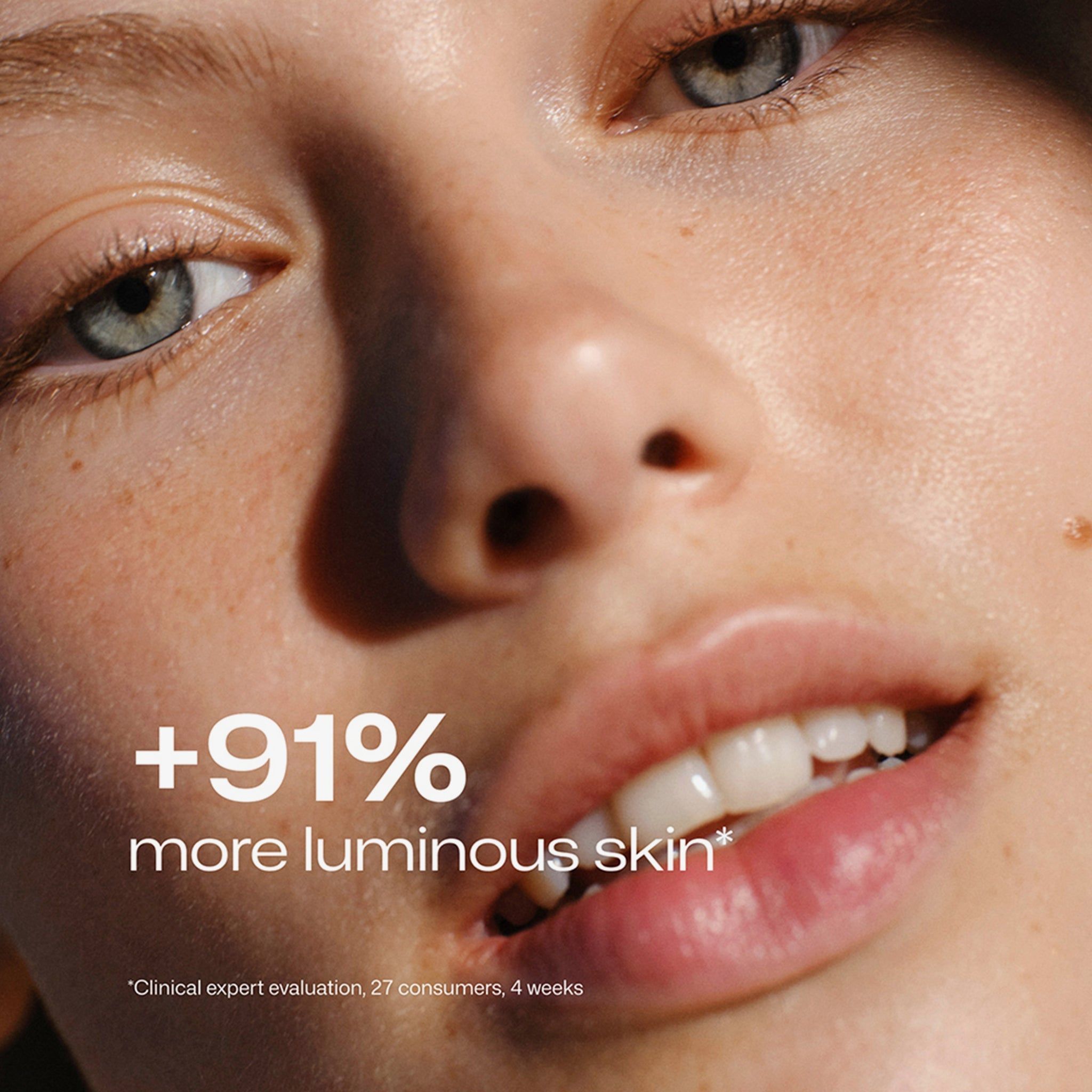Primo piano di un viso. Testo: +91% more luminous skin*. *Valutazione esperta clinica, 27 consumatori, 4 settimane.