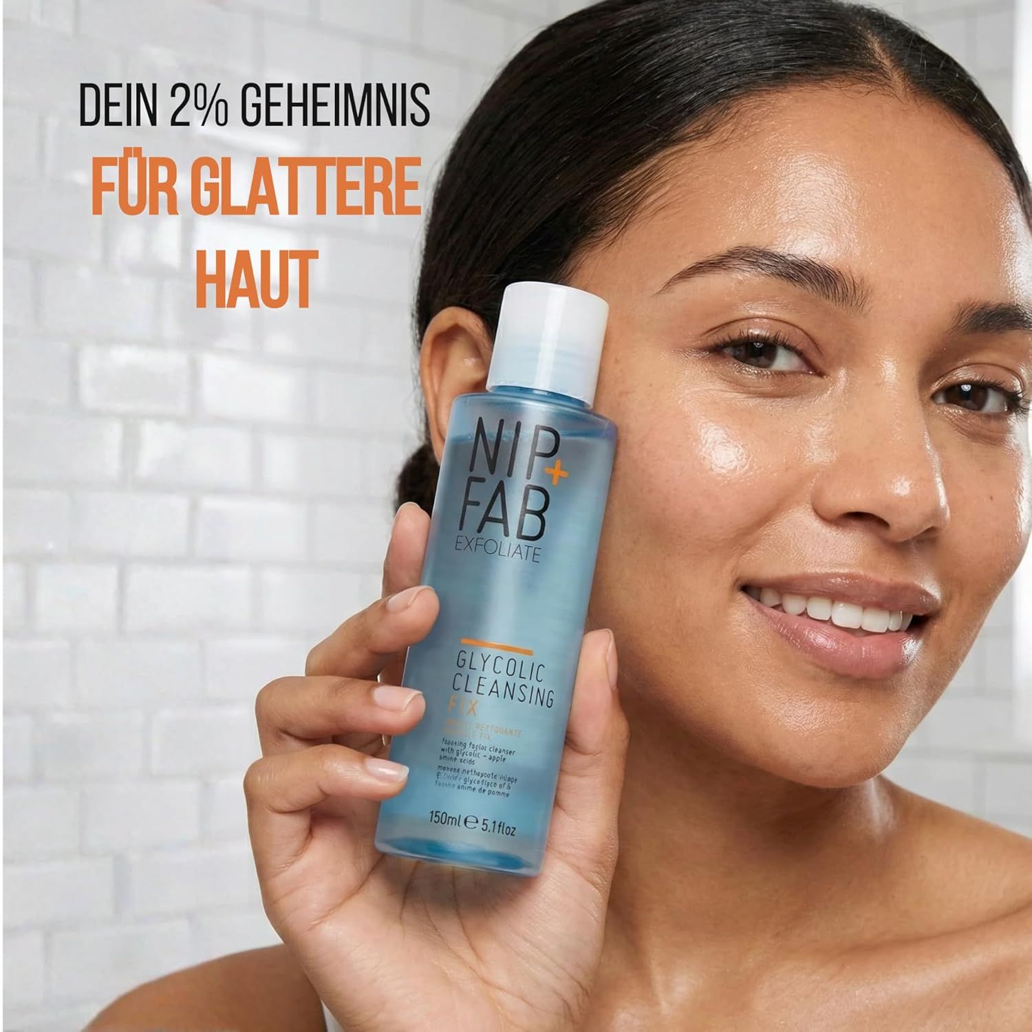 Donna tiene Nip+Fab Glycolic Fix Cleanser. Bottiglia blu, nome e dettagli del prodotto. Testo: Per una pelle più liscia.