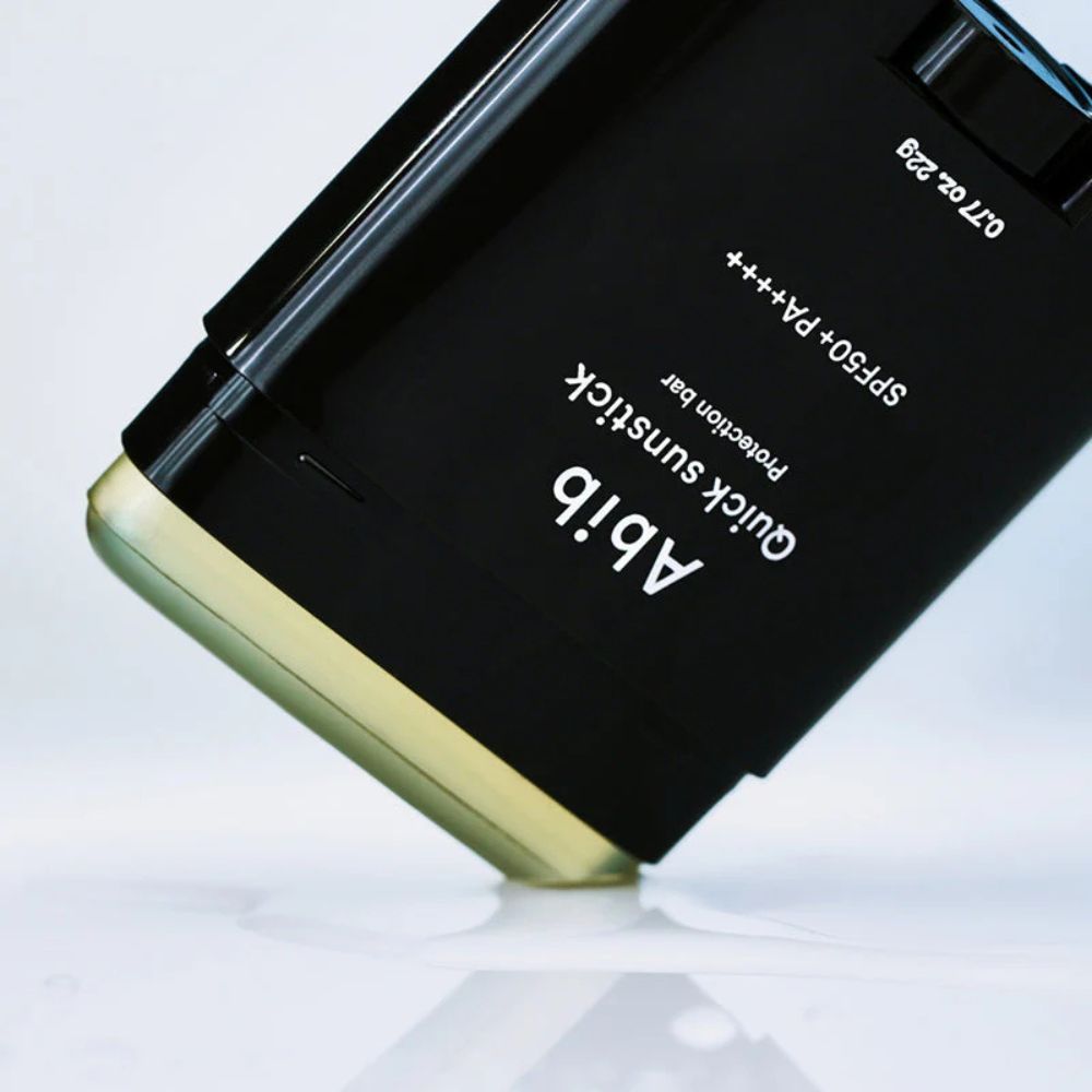 Primo piano dell'ABIB Quick Sunstick Protection Bar appoggiato su una superficie.