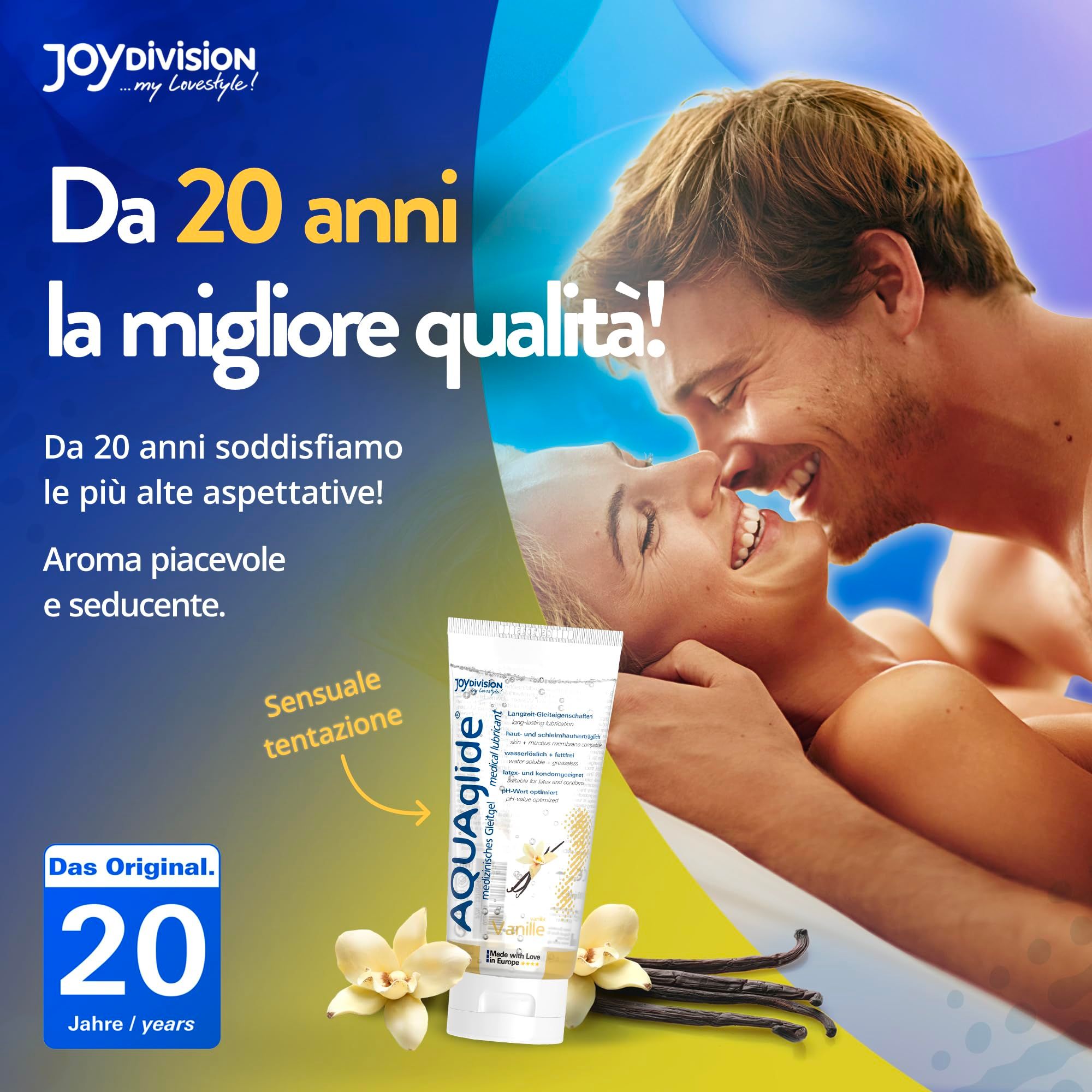 Tubo di gel lubrificante AQUAGLIDE Vaniglia vicino a fiori e baccelli di vaniglia. Coppia sullo sfondo.