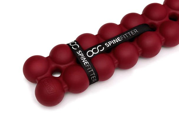 Primo piano di uno Spinefitter rosso. Fascia nera con logo SISSEL.