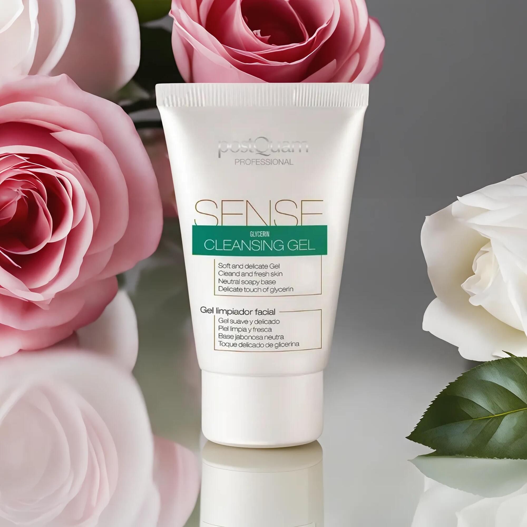 Tubo bianco con etichetta verde. Scritta: PostQuam, Sense Cleansing Gel. Circondato da rose.