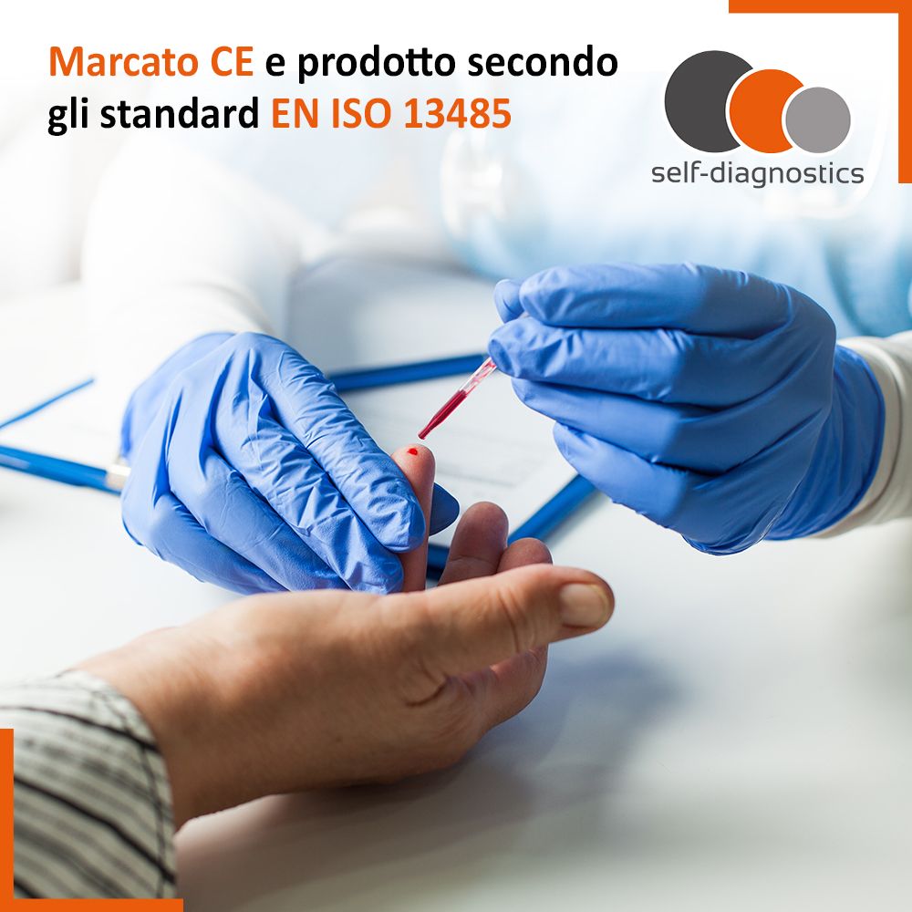 Persona con guanti blu preleva sangue dal dito. Marchio CE e prodotto secondo gli standard EN ISO 13485.