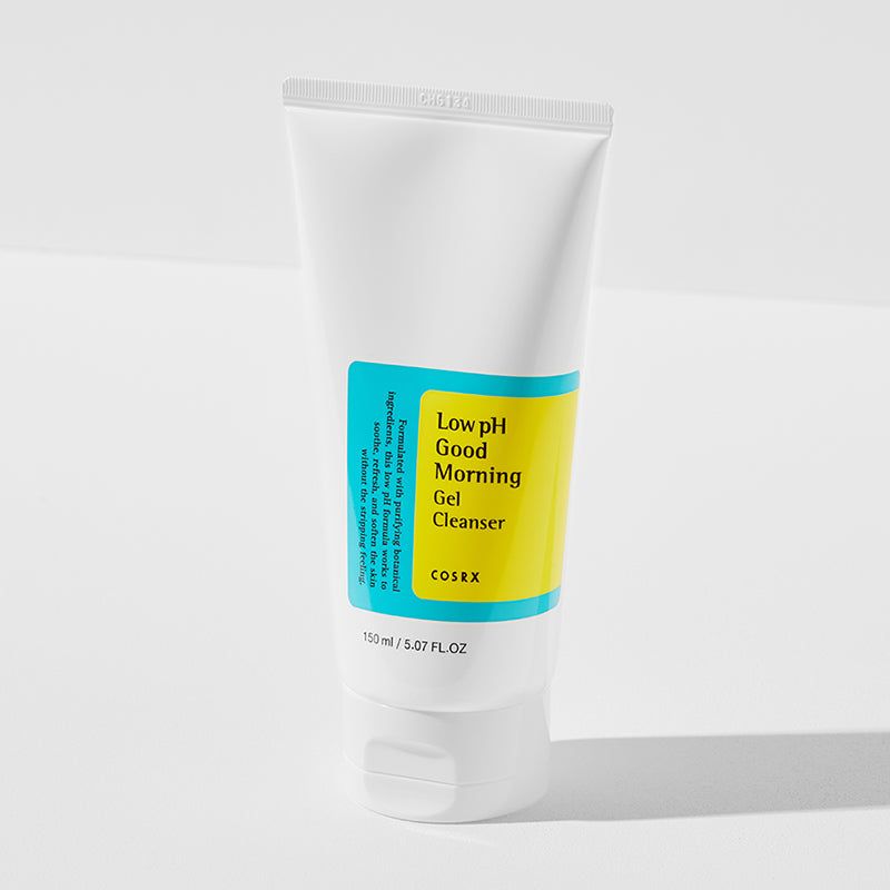 Tubo bianco con etichetta blu-gialla. Scritta: Low pH Good Morning Gel Cleanser, COSRX. 150 ml.