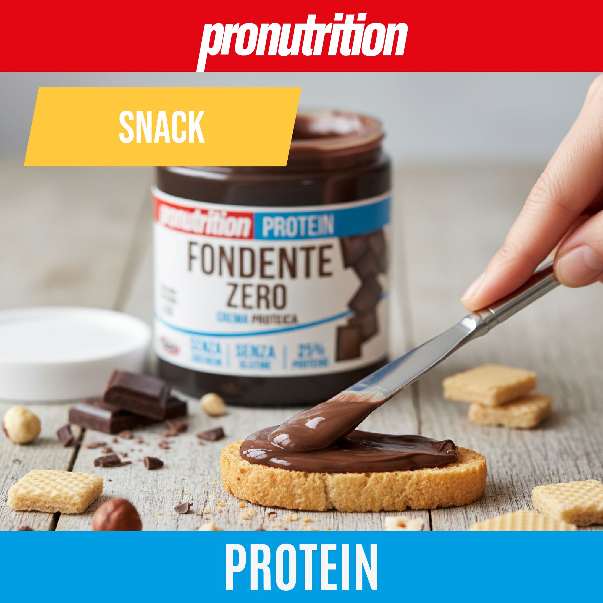 Barattolo Pronutrition Protein Fondente Zero. Scritta: Fondente Zero, Senza Zuccheri, Senza Glutine, 25% Proteine. Spalmatura su pane tostato. Coltello.