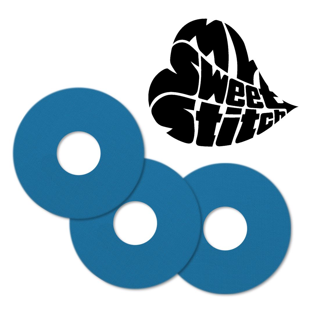 Tre adesivi blu a forma di anello vicino a un logo a cuore nero con scritta 'MySweetStitch'.