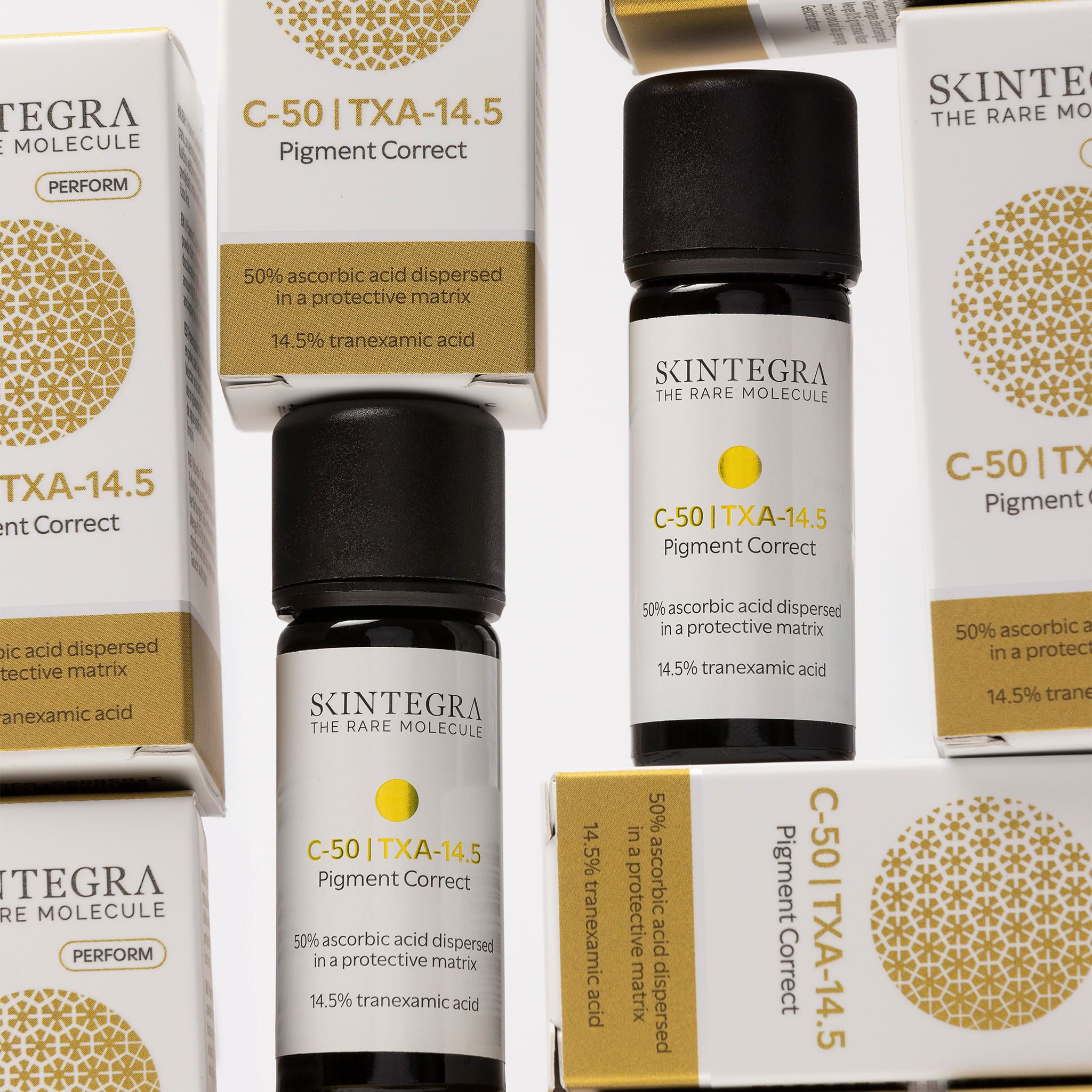 Molteplici confezioni e flaconi di siero Skintegra C-50 | TXA-14.5 Pigment Correct.