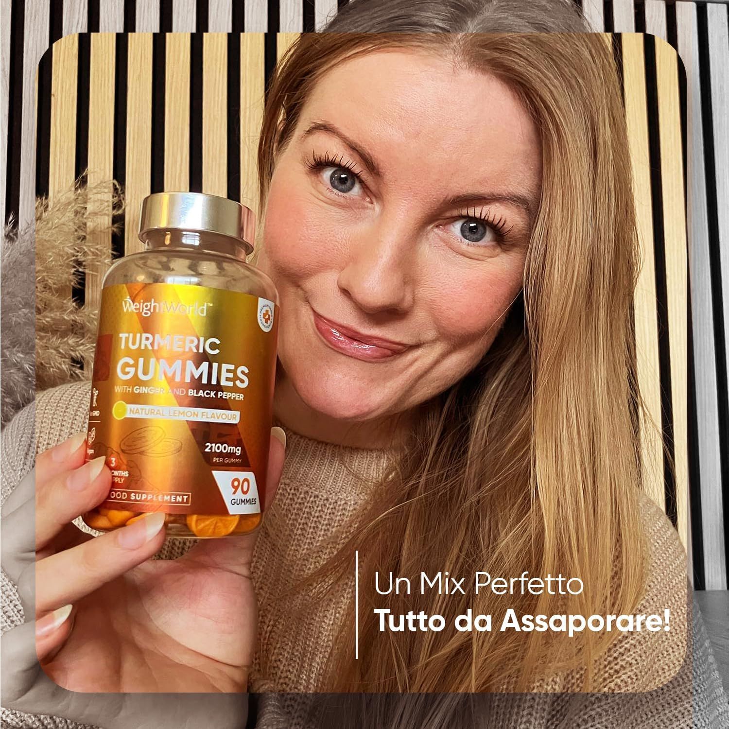 Donna tiene in mano un flacone di caramelle gommose al curcuma. 90 pezzi, 2100mg. Scritta: Turmeric Gummies.