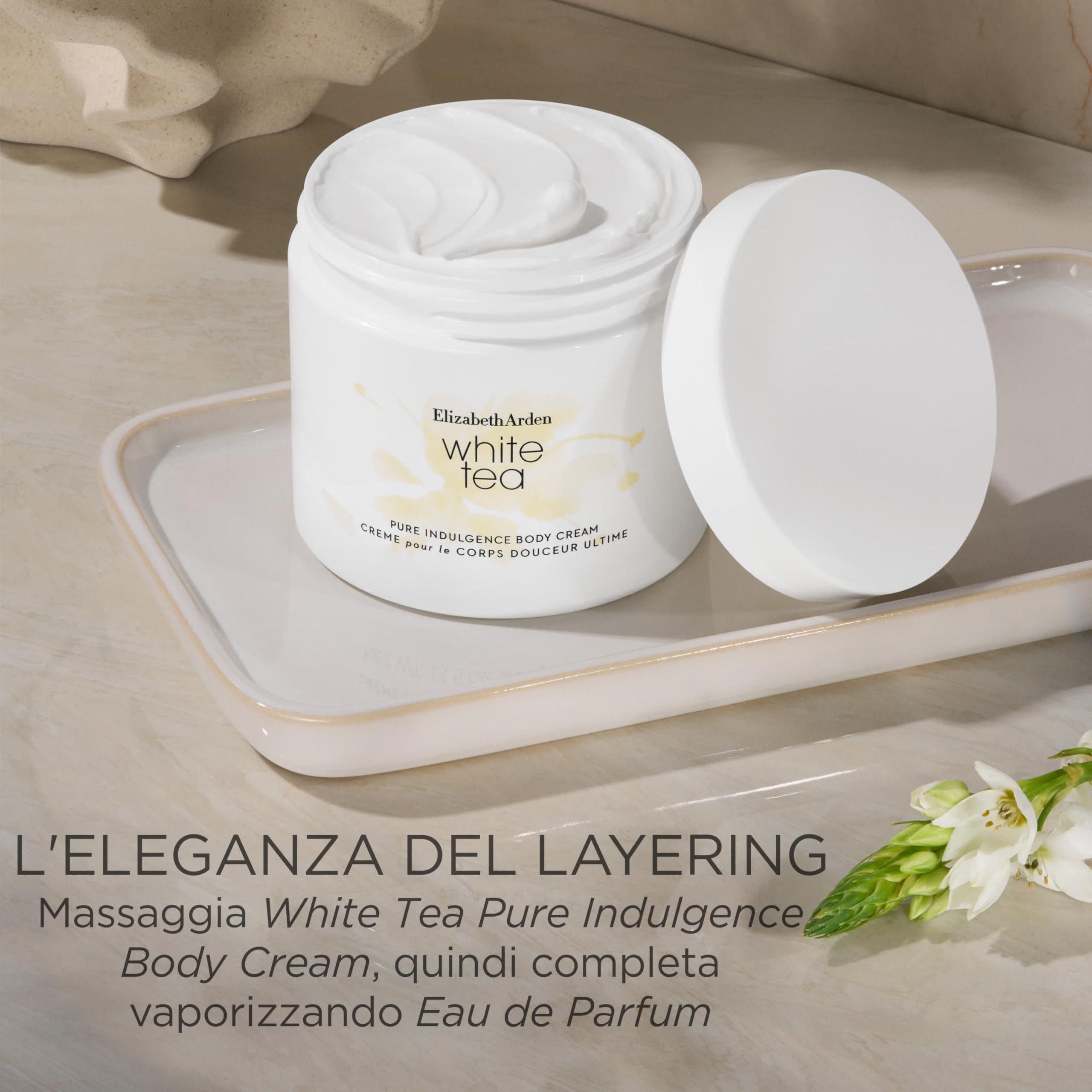 Vasetto di crema bianco, aperto. Scritta: White Tea, Elizabeth Arden. Su un vassoio.