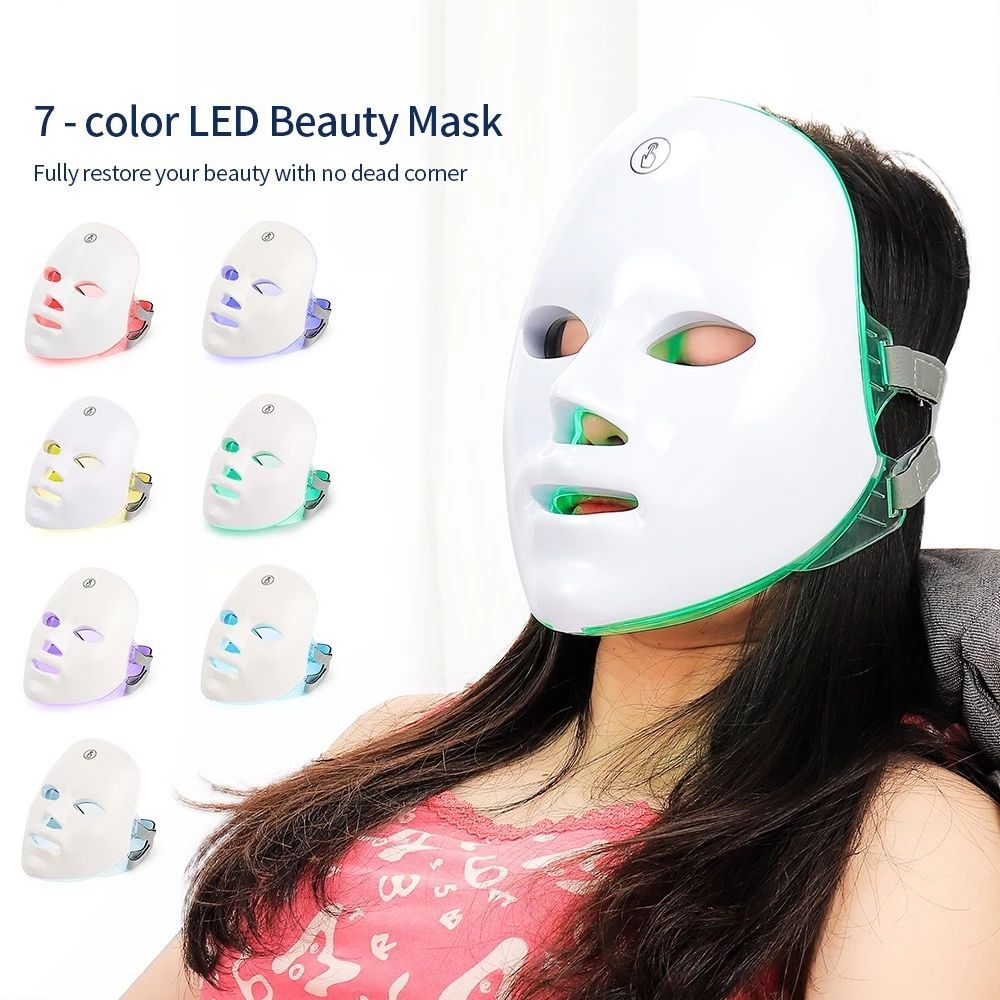 Maschera per il viso a LED multicolore, indossata da una persona.