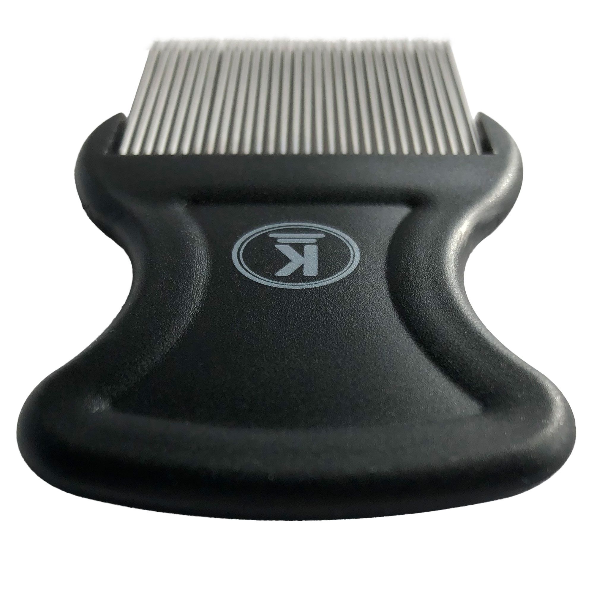 Pettine nero con denti in metallo. Manico con logo 'K'.