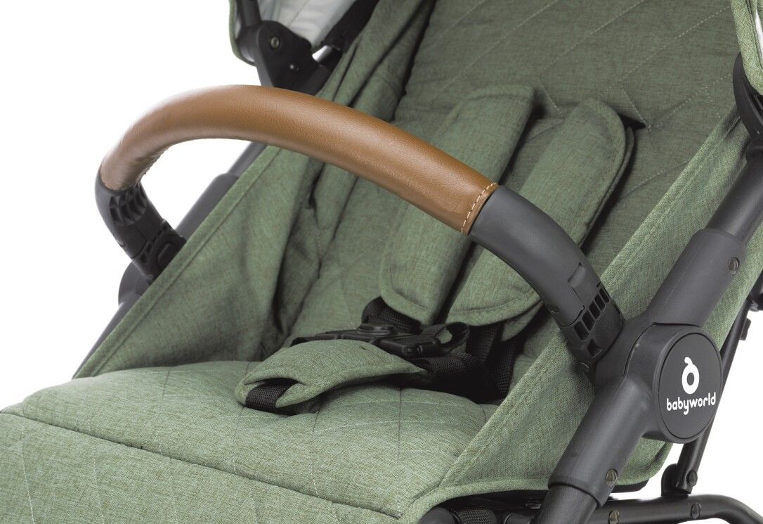 Primo piano delle maniglie marroni di un passeggino. Telaio nero, tessuto verde.