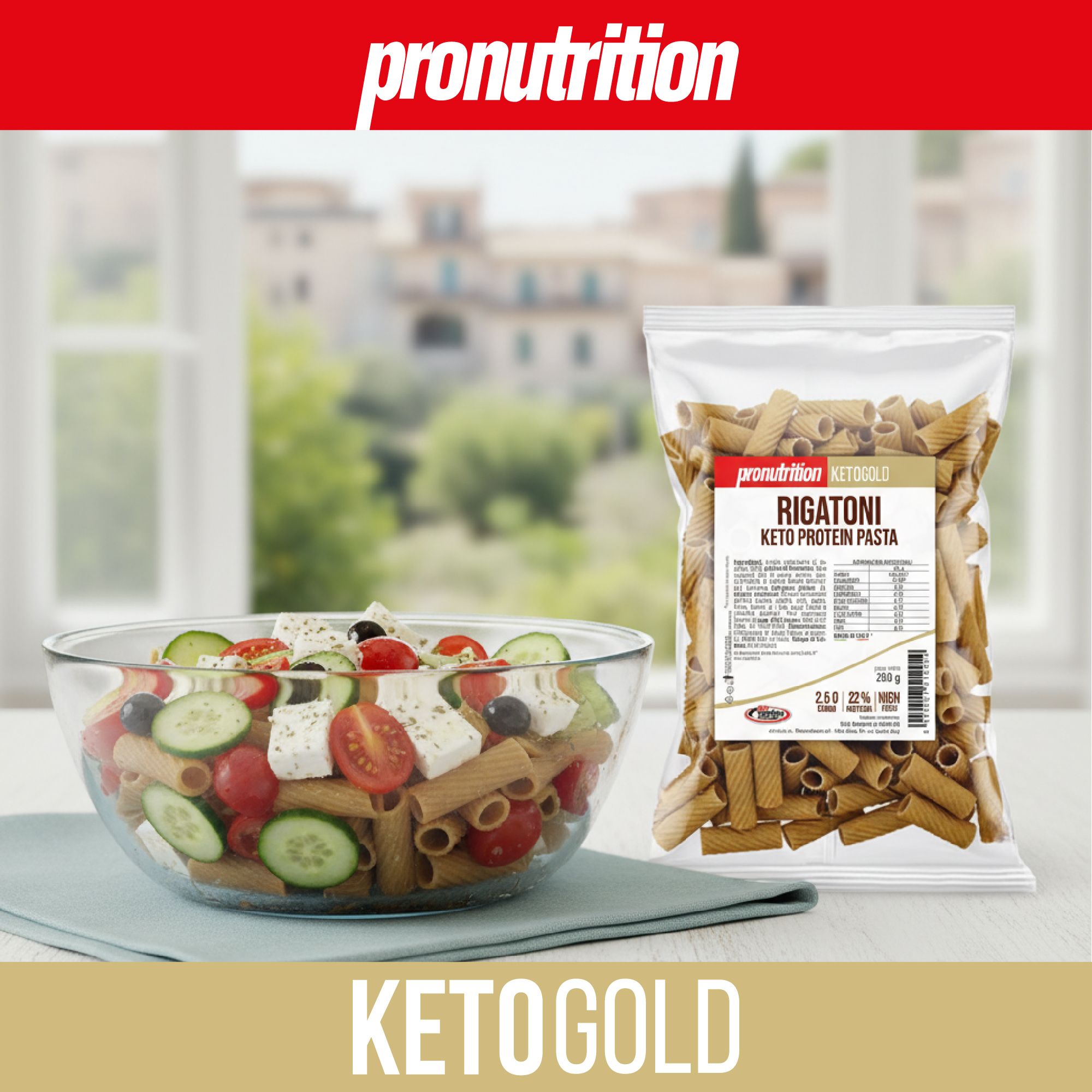 Insalata e pasta in una ciotola trasparente. Accanto, confezione di Rigatoni Keto Protein Pasta. Marchio: ProNutrition. Scritta: KETOGOLD.