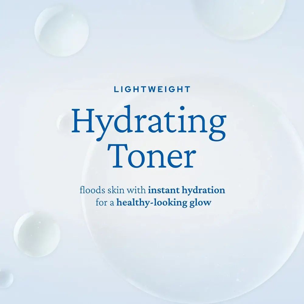 Grafica blu e bianca con testo: « Hydrating Toner ». Texture leggera. Idrata istantaneamente la pelle per un aspetto sano. Bolle d'acqua.